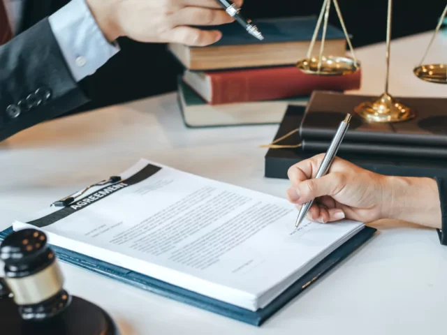 מה חשוב לבדוק לפני שחותמים על הסכם שכר טרחה עם עורך דין?