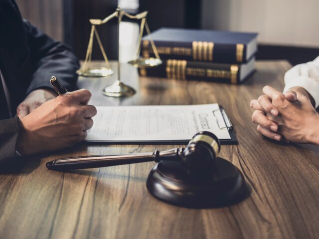 עבירות סמים: מתי חובה לפנות אל עורך דין פלילי? | Mega Lawyer