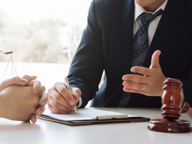 ייעוץ משפטי ראשוני עם עורך דין – איך זה עובד ומה כדאי לשאול?