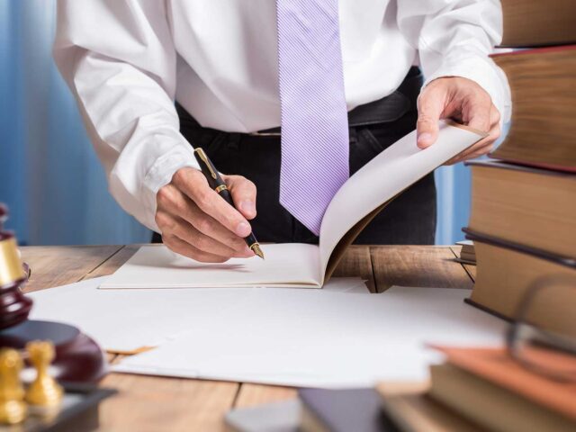 עורך דין פלילי חינם – מתי מגיע סנגור ציבורי ומה ההבדל לעורך דין פרטי?