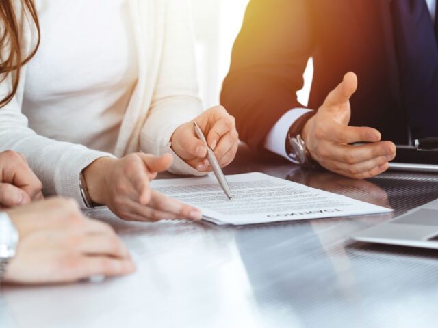מה חשוב לדעת לפני חתימה על חוזה עבודה? | עורך דין דיני עבודה