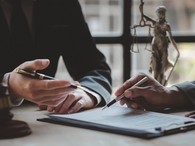 האם חובה לשכור עורך דין בהליך גישור? כל היתרונות והחסרונות | Mega Lawyer