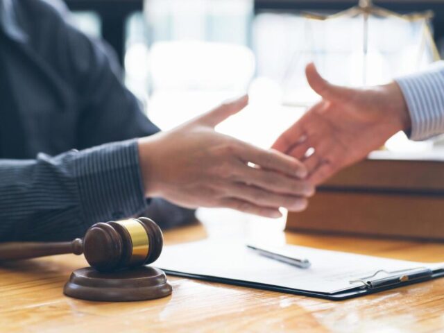 האם כדאי ללמוד עריכת דין? מיתוסים מול מציאות