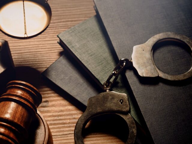 עורך דין פלילי בפשעים חמורים: איך מתנהל תיק בבית משפט מחוזי? | Mega Lawyer