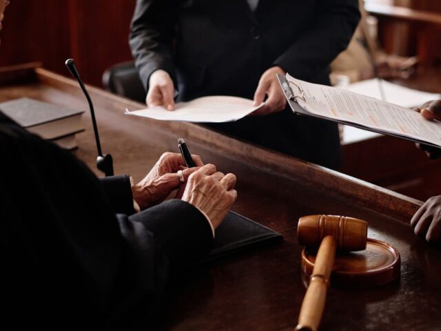 האם עורך דין פלילי יכול לקצר מעצר? הסברים ודגשים חשובים