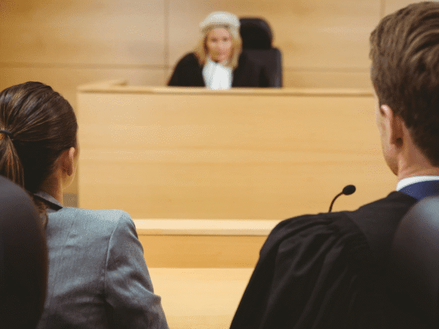 טעויות נפוצות שכדאי להימנע מהן לפני שפונים לעורך דין פלילי