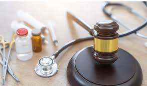 עורך דין רשלנות רפואית – עצמאי או משרד גדול? יתרונות וחסרונות שכדאי להכיר