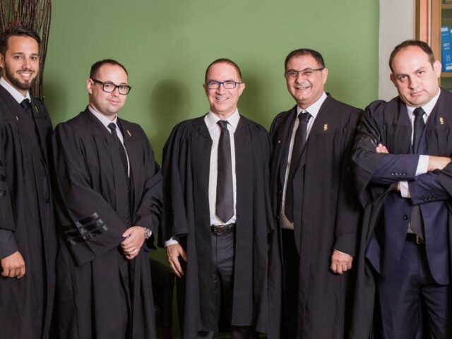 עורך דין לענייני עבודה בישראל מול עורך דין בחו"ל – השוואה משפטית