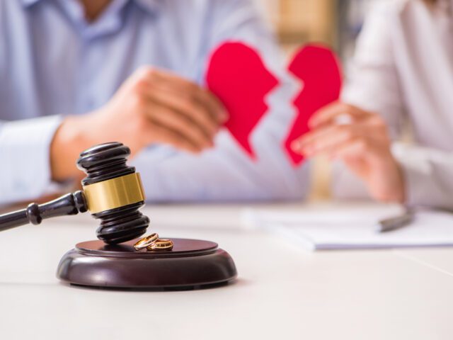 איך מתנהל תיק גירושין מורכב בבית הדין עורך דין לענייני משפחה?