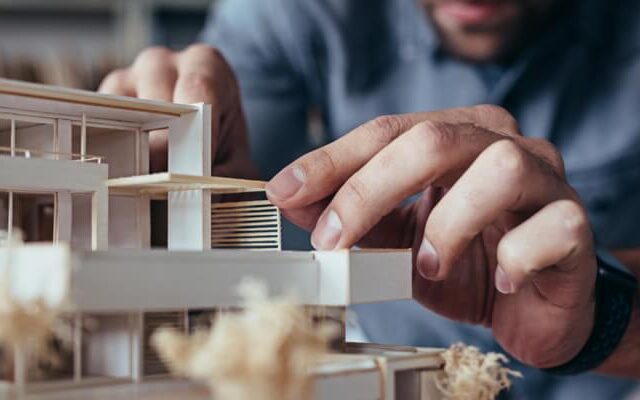 העסקה דרך קבלן: זכויות עובדים | עורך דין דיני עבודה – Mega Lawyer