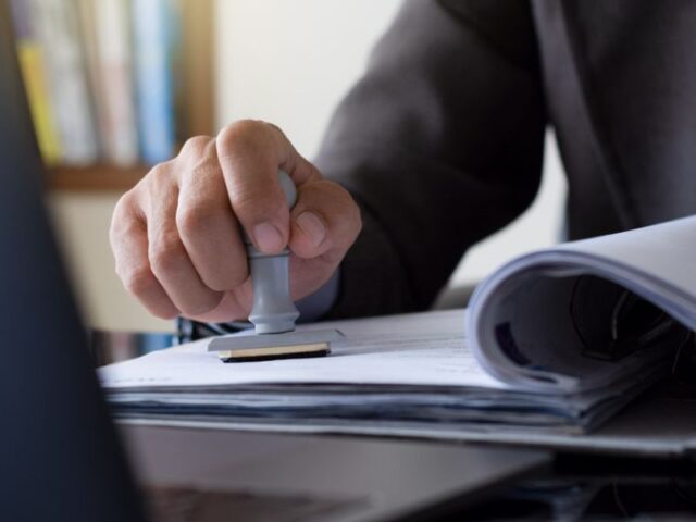 עורך דין דיני אינטרנט – ההגנה המשפטית שלך בעולם הדיגיטלי | Mega Lawyer