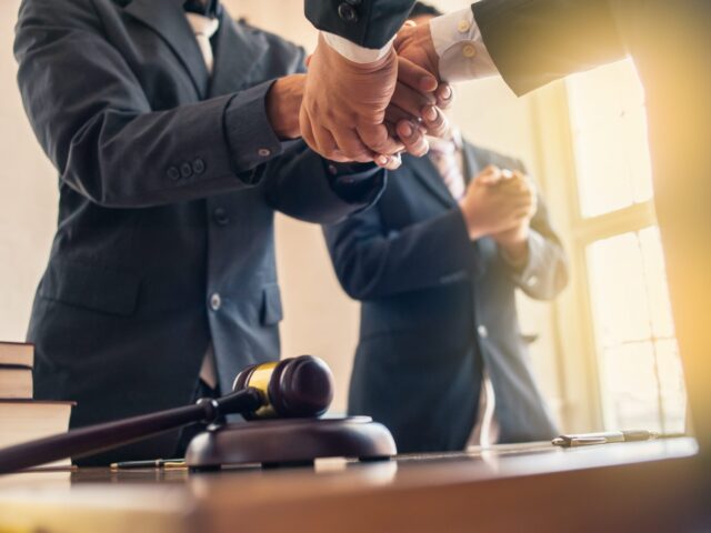 מתי צריך לפנות לעורך דין – ולא להסתפק ביועץ רגיל או גוגל?